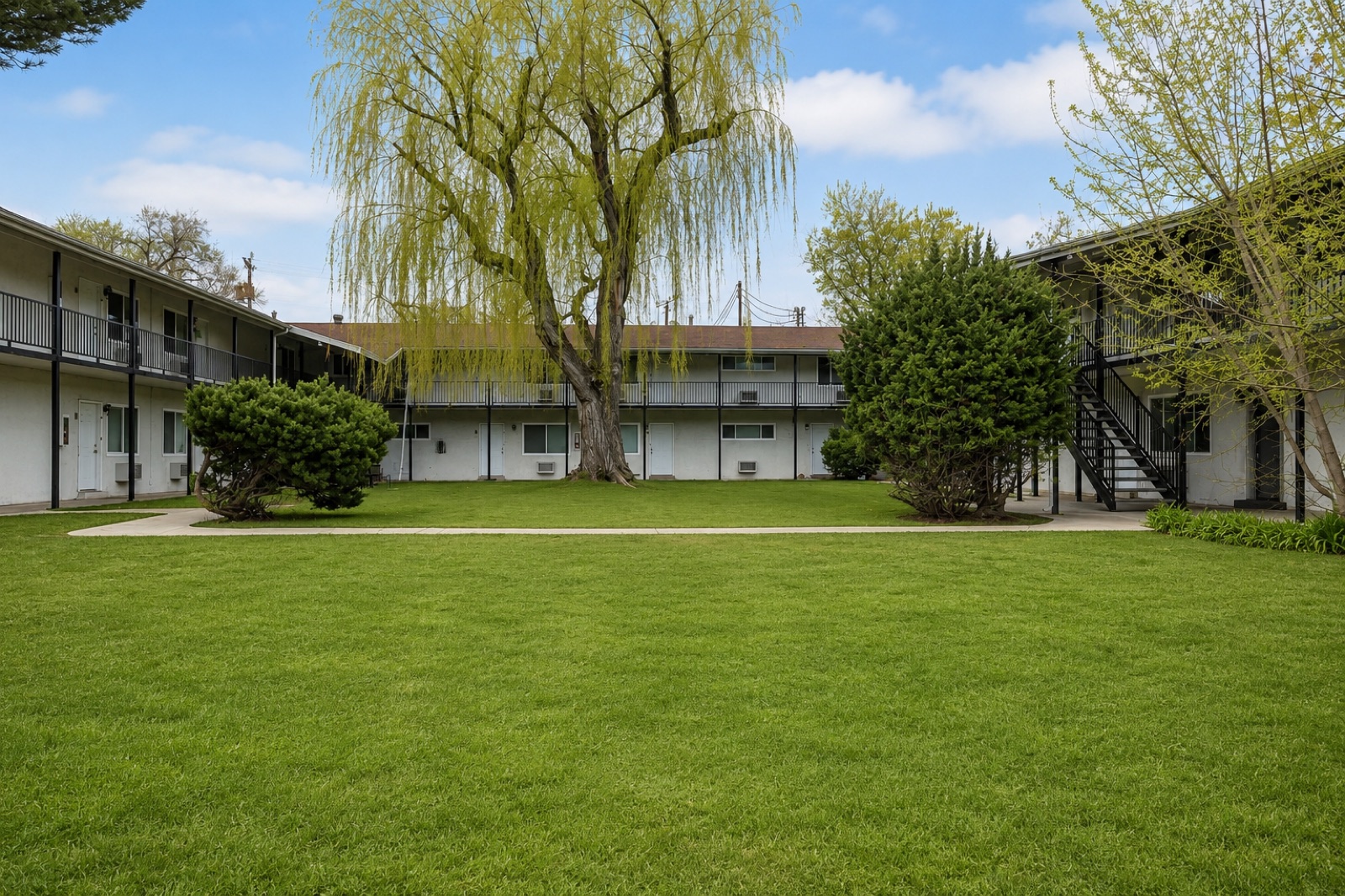 Mirador Apartments courtyard and grounds